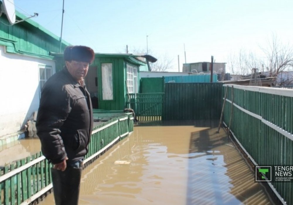 <p>"Аяқ киіміңізді шешіп кіру қажет емес", - дейді Александр Литвинов. Оның екі күн бұрын ғана жылы әрі жайлы болған үйінде қазір резеңке етік кимей жүру мүмкін емес. Кіре бергенде ең бірінші байқайтының - ылғалды топырақтың ащы иісі.</p>