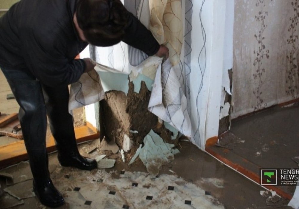 <p>"Су бір күннен аса тұрды. Саман кірпіштер еріп, лайға айналды. Қабырғасы отырып, енді шіріп жатыр", - дейді үй иесі.</p>