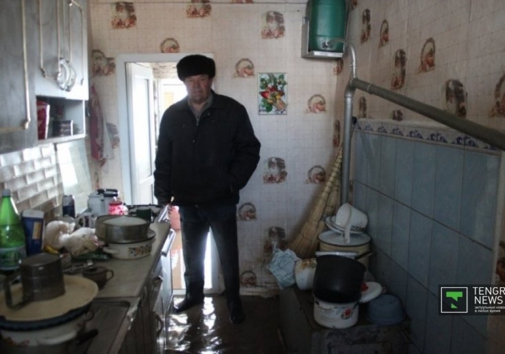 "Бізге бөгеттің нық тұрғанын айтып, сендірді. Енді не істейтінімізді білмеймін, - дейді Александр Литвинов. Біз зейнеттегі адамбыз, жақында маған ота жасалды, жөндеу жұмыстарын қалай істеймін? Қазір су аз болып көрініп тұр ғой, ол қабырғаны ортасына дейін көтеріліп, түнде ғана тарады".