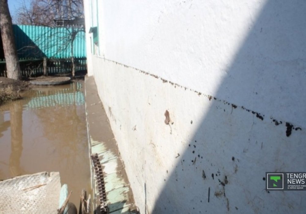 Ер адамның айтуынша, су терезеге дейін жеткен. 