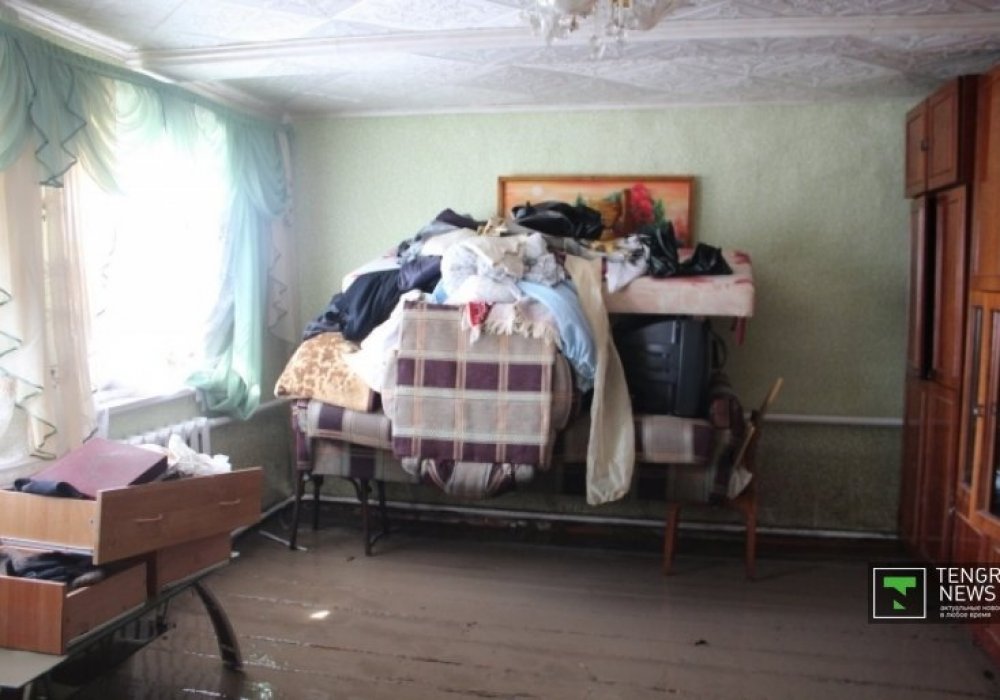 Адамдар үйінен кетер кезде заттарын су деңгейінен жоғарыға шығарып кеткен. 