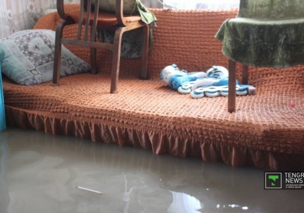 Бірақ барлығы үлгермеген. "Төсек бұрын қабырға жақта тұратын, қазір есіктің жанына келіп қалқып тұр. Мен бөгет барда ештеңе бола қоймас деп ойладым. Маған таңғы алтыда көршім қоңырау шалып, батып кетпей тұрып үйіңнен дереу кет деді", - дейді үй иесі. 