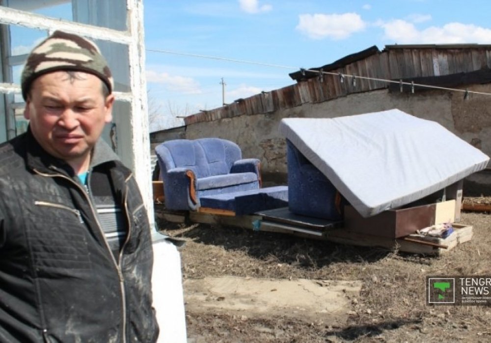 Біреулер жиһаздарын күнге кептіріп жатыр