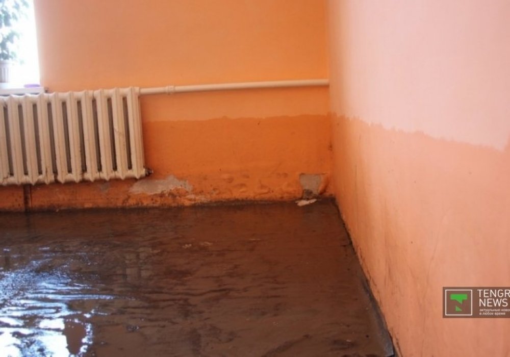 Бірнеше сағат бұрын бұл бөлме бассейнге ұқсас болды. Қабырғаларда су іздері әлі де бар. 