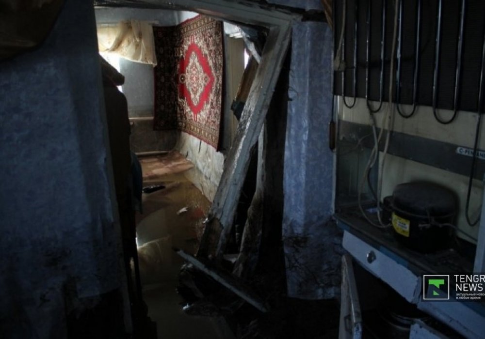 Ал бұл үйге жөндеу жұмыстары көмектеспейтін шығар. Үйдің шатыры мен қабырғалары қирап қалған. 