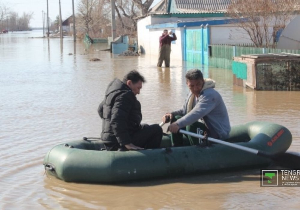 <p>Кейбір зардап шегушілер үйлеріне тек қайықпен кіре алады. Олардың үйіндегі су деңгейі&nbsp;әлі түскен жоқ.</p>