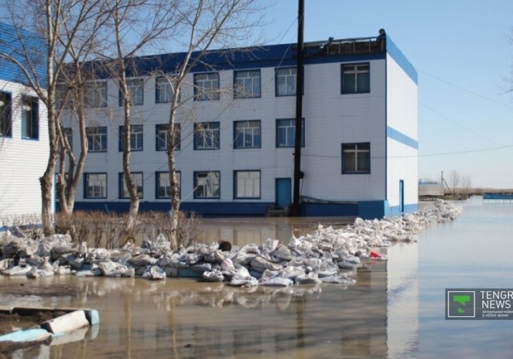 Атбасарда бір мектепті су басты. Тұрғындардың айтуынша, мектепті аман алып қалу үшін барлығы жұмыла кіріскен. Алайда бұл шара көмектеспеді