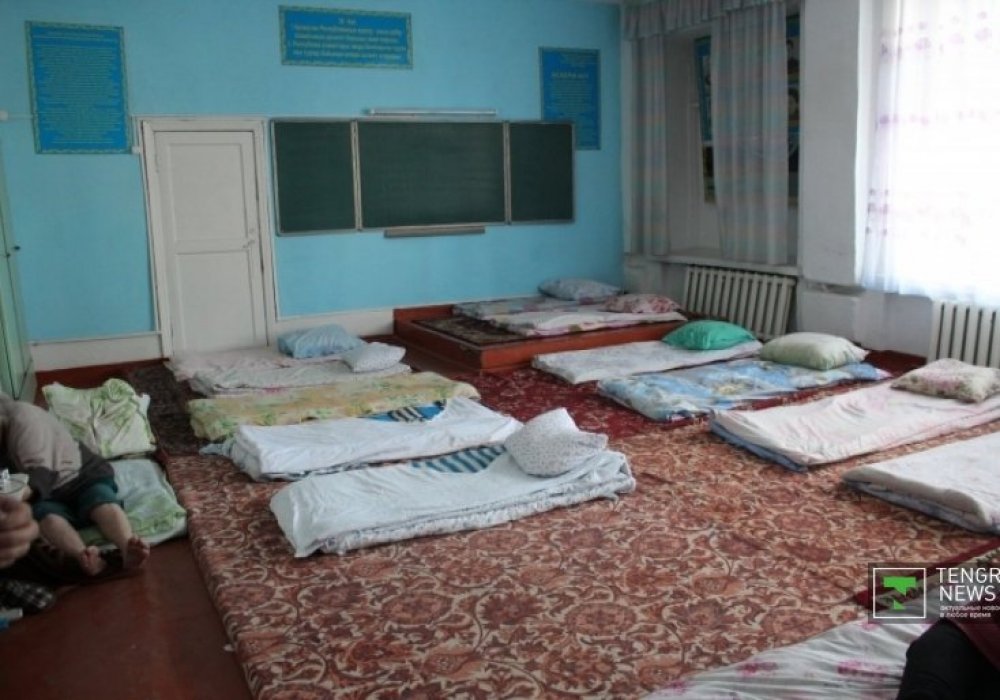 Басқа бір мектепте эвакуациялық пункт жасақталды. Мұнда ешқайда барар адамдар тұра алады. 