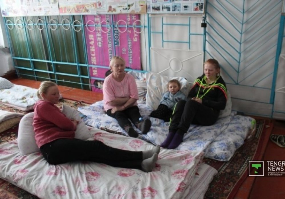 "Біз Қасымханов көшесінде тұрдық. Жексенбі күні бізге келіп, бірер уақыттан соң су басатынын айтты. Содан соң көлік келіп, бізді алып кетіп, осында әкелді. мұнда тұрып жатқанымызға екі күн болды", - дейді Наталья Братишкина. 