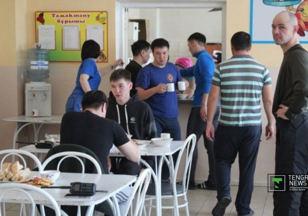 Зардап шеккендерді мектеп асханасында таманқтандырып жатыр. Мектеп директорының айтуынша, мұнда қонып жүргендерден бөлек, тағы біршама адам келіп ас ішеді. Сонымен қатар, осы апаттан құтқаруға Көкшетаудан келген курсанттарды да тамақтандырады екен. 