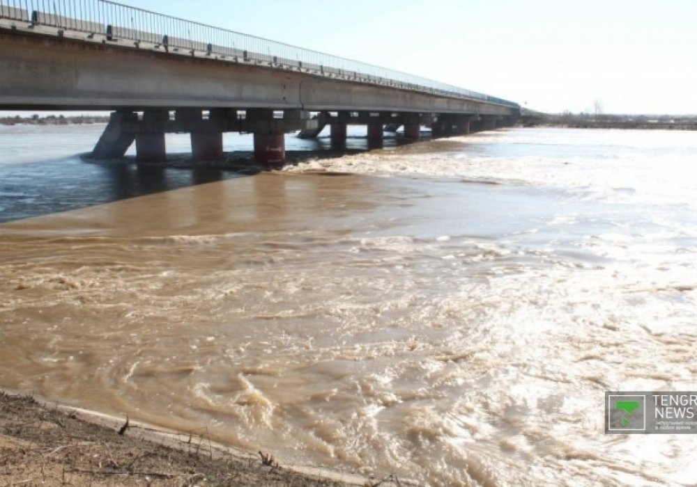 Мына сарқыраған су қалаға жазықтан тоқтаусыз келіп жатыр. 