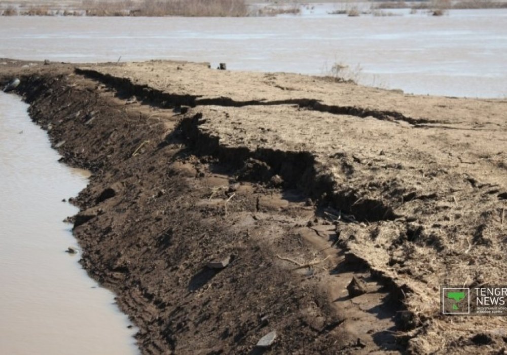Бөгетте жарылған іздер бар.