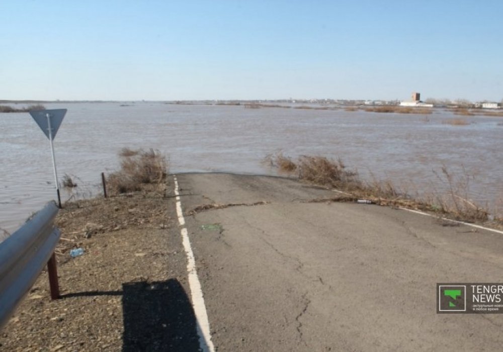 <p>Атбасар ауданының әкімдігіндегілер бөгеттің үш мың адамды су тасқынынан аман алып қалғанын айтады. Өзен арнасын қоқыстан тазалау органдағылардың жоспарына кірмейді екен. Сонымен қатар, жақын күндері су тасқынынан зардап шеккендерге өтемақы беру мәселесі шешіледі. Бірақ зардап шеккендерді бір ғана сұрақ мазалайды - олардың үйіне не болады. Бұл сұраққа әзірше ешкім нақты жауап айта алмады.</p>