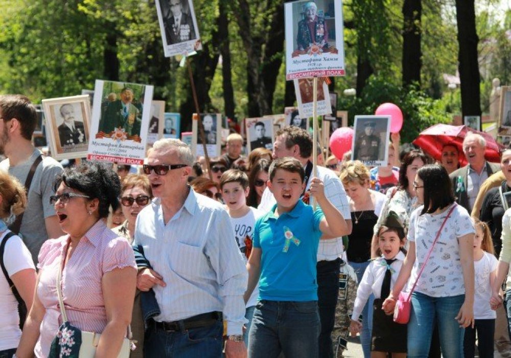 Айта кетейік, бұл осымен төртінші "Мәңгілік полк". Бірінші шеруге 50 адам қатысқан, өткен жылы батырлардың суретін 20 мыңнан аса адам көшеде жүріп өтті.