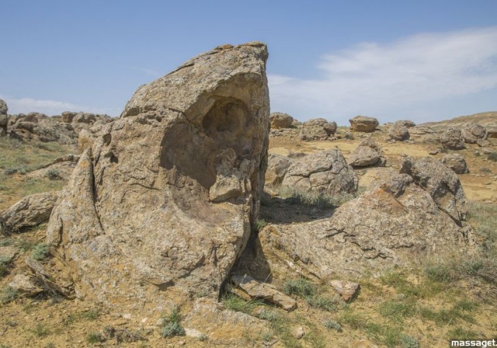 <p>Сол болжамдардың бірі бойынша, бұл тастардың алдымен өзегі қалыптасып, кейін соның маңына түрлі жыныстар қабат-қабат болып жиналған делінеді.&nbsp;</p>