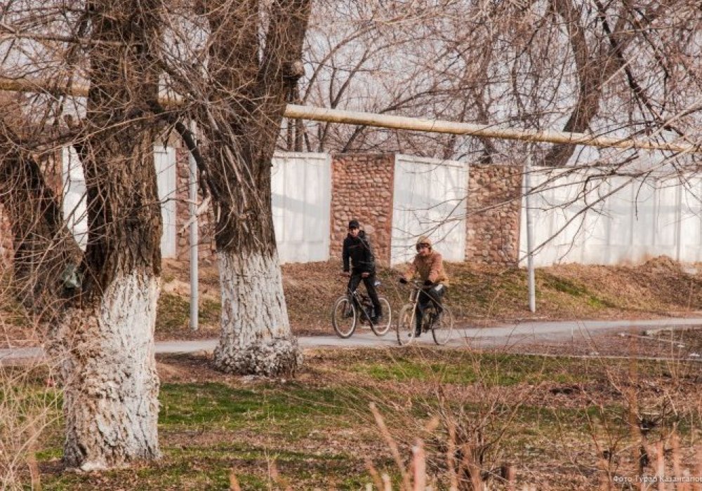 Қаланың кей жерлерінен жасыл шөпті де байқауға болады