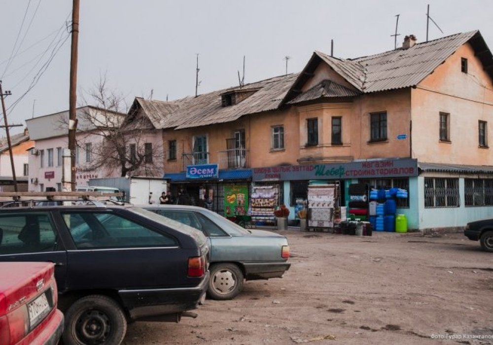 <p>"Бізде зауытта істейтіндердің бір бөлігін қысқартты. Олардың көбісі такси жүргізушісі болып жүр, оның ішінде мен де бармын", - деді таяуда ғана бір мекемеде слесарь болып қызмет еткен ер адам жергілікті базарда тұрып.</p>