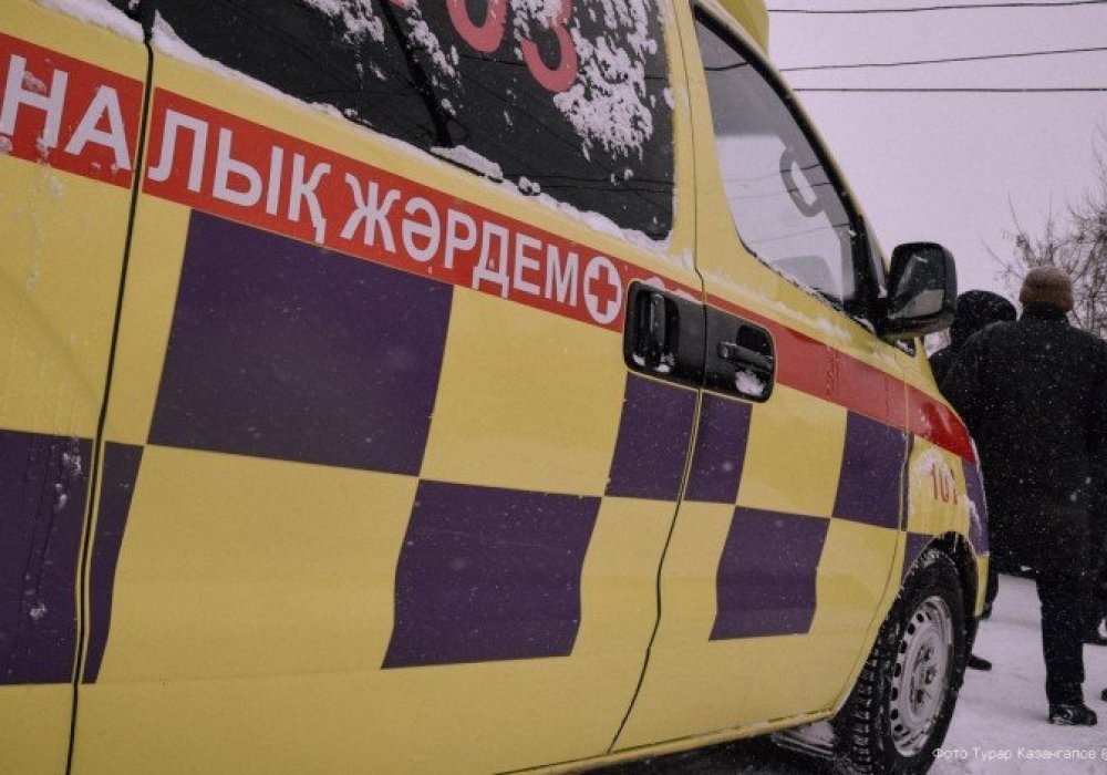 <p>Біреулер телеарнадағыларға сұхбат беріп жатты. Ер адамдар мен әйелдер өртенген үйді көрсетіп, қаза болған бес бала жайлы айтып, үлкен отбасының мұндай жағдайда қалай тұрғанына таңғалғандарын айтып жатты. Келесі суреттер өрт болғаннан кейін таңертең түсірілген.</p>