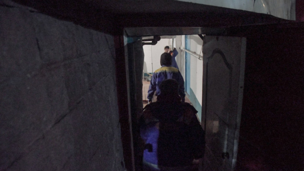 "Бұл жұмысқа ауылдағы таныстарым шақырды. Күйеуім екеуміз келістік. Алғашында бірге жұмыс істеп жүрдік. Кейін жолдасымның денсаулығы сыр берді. Сөйтіп, ол үйде отыратын болды. Ал мен әрі қарай жұмыс істей бердім", - дейді ол ағынан жарылып.