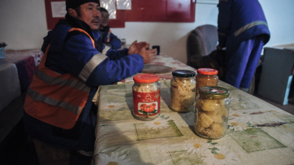 Ол жұмысқа бару үшін түнде тұратынын, автобуспен қалаға жететінін тілге тиек етті.