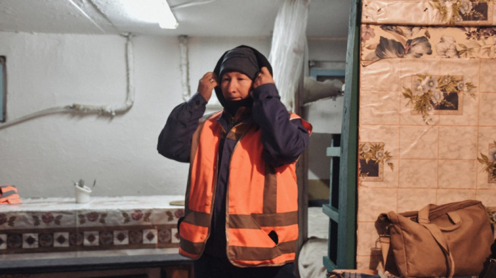 Осы орайда "Астана Тазалықтың" қызметкері жұмыс тәртібін түсіндірді. Оның айтуынша, ауылдан келген жұмысшылар таңғы 05:30-да қалаға жетеді. Басшылықтан тиісті тапсырманы алған соң, таңғы 06:00-де қала көшелерінен қардан тазалауға кіріседі.