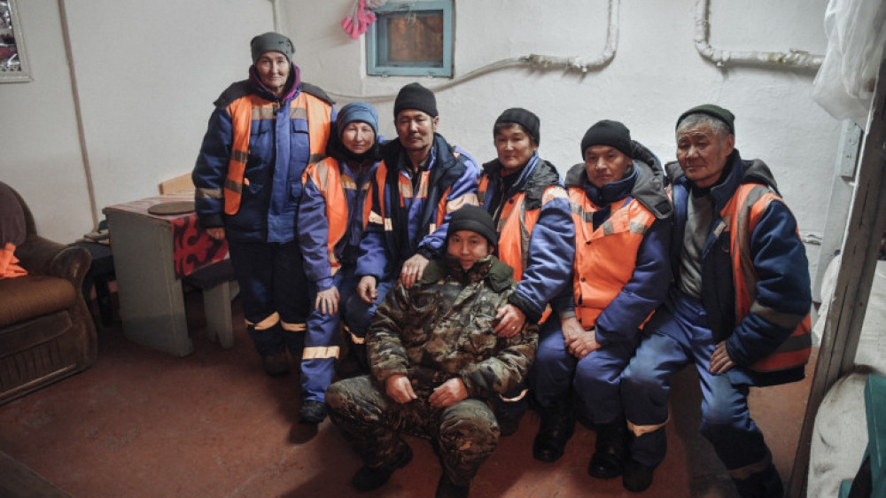 "Біз таңғы 8-ге дейін жолдарды тазалап үлгеруіміз керек. Себебі, осы уақытта жолда кептеліс басталады. Техника жеткілікті. Бірақ жұмыс күші аз. Мысалы, бұрын бір бригадада 30-40 адам болатын. Қазір 15 адам жұмыс істейді. Оның екеуі ауырып жатыр. Арасында жұмысқа шықпай қалатындары да бар", - дейді ол.