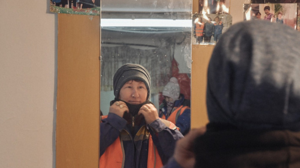 Сонымен қатар Татьяна Мускинова жалақы мәселесін де көтерді.

"Мұндағы жұмысшылардың жалақысы 100-120 мың теңге аралығында. Арасында сыйақы алып тұрамыз. Биыл менің жалақым сәл көтеріліп, 120 мың теңге болды. Ал еңбек өтілім - 14 жыл. Менің ойымша, жалақы 200 мың теңге болса, бұл салаға адамдар келер еді. Бірақ мұның өзі аз", - дейді жұмысшы.