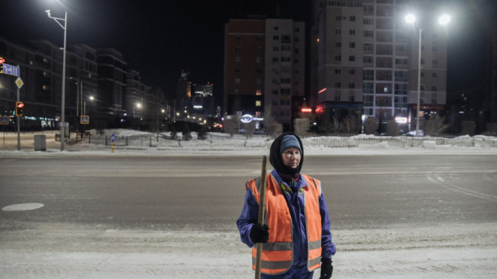 Ал жасы үлкен азаматтар бізді көрсе "Мынау не сұмдық? Жұмыс істемейсіңдер ме? Жай жүріп, ақша аласыңдар" деп ұрысады. Алайда біз адал еңбегімізбен күнімізді көріп жүрміз", - дейді қар тазалаушы.
 Татьяна Мускинова бұл шағымдарға қарамастан өз жұмысын жақсы көретінін айтты.