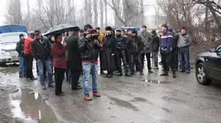 ФОТО: В Алматы предприниматели выступили против платной дороги на барахолку