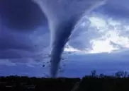 70 человек оказались запертыми в аэропорту во Флориде из-за торнадо