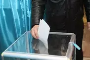 В Павлодаре поджигатель билборда с изображением Назарбаева проголосовал