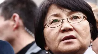 Отунбаева назвала бессмысленной смену кыргызского парламента