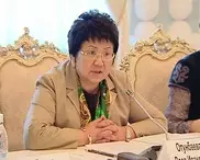 Отунбаева раскритиковала расследование дел по межэтническому конфликту