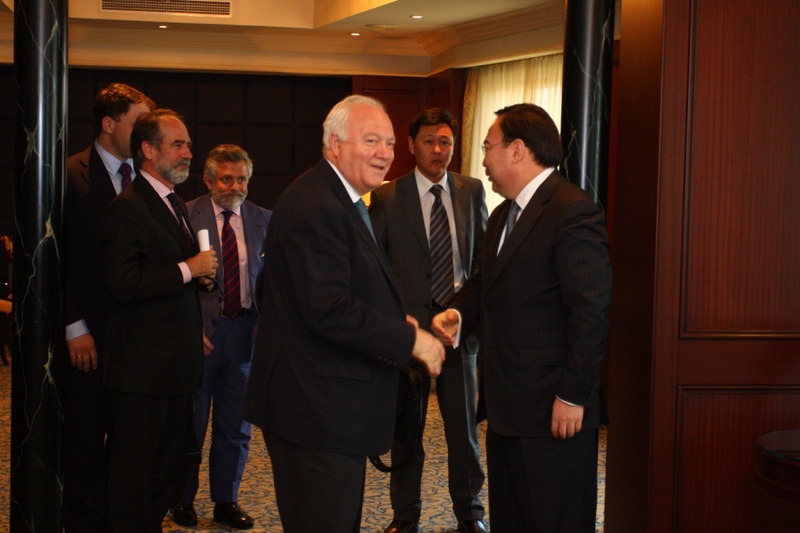 Мигель Анхель Моратинос и Ержан Казыханов. ©Владимир Дмитриев