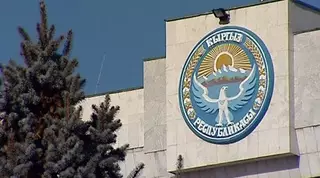 Водители и охранники кыргызских депутатов будут ждать своих шефов на улице