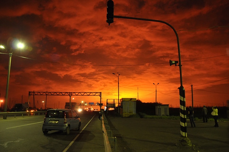Зарево от пожара на одном из складов 102-го арсенала Центрального военного округа в Малопургинском районе Удмуртии. Фото РИА Новости
