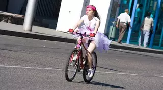 ФОТО: В Алматы невесты-велосипедистки выступили за защиту окружающей среды