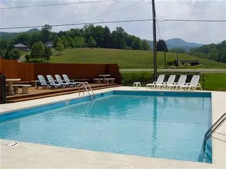 Труп два дня плавал в общественном бассейне в США