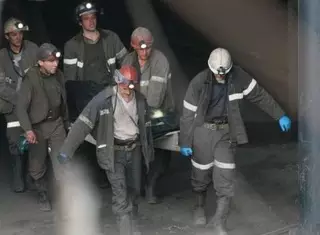 Оказавшиеся под завалами шахтеры в Коми живы