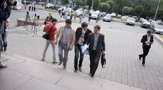 Жители Алматы устроили мирную акцию в поддержку казахстанцев за рубежом