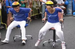 ФОТО: Алматинцы оседлали офисные кресла и устроили забеги на шпильках