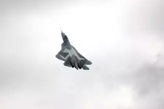 Истребитель пятого поколения совершил аварийную посадку на МАКСе