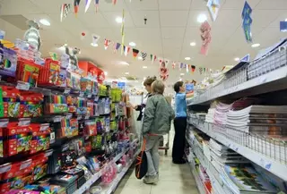 Казахстанцам не хватило зарплаты на подготовку детей к школе