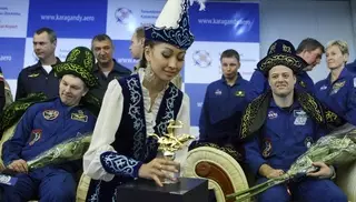 В Караганде вернувшихся с МКС космонавтов угостили конфетами с их изображением
