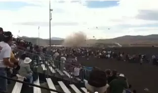 В США самолет упал на зрителей авиашоу