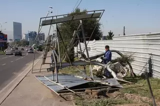 ФОТО: В Алматы водитель снес рекламный щит и погиб на месте