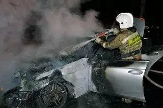 ФОТО: В Алматы после ДТП сгорел Mercedes 