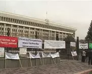 Митингующие блокировали работу парламента в Бишкеке