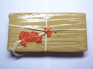 Казахстанцы отправляют в посылках сушки и живых пчел