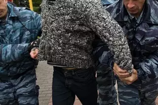 Четверо молодых людей напали на дорожных полицейских в Алматы